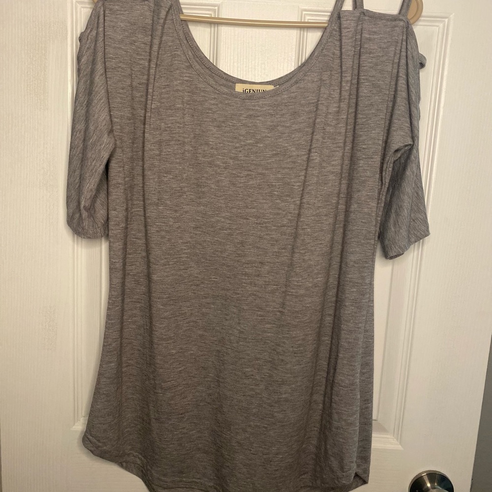 iGENJUN sz M Grey open shoulder shirt